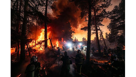 La Francia va a fuoco: inferno nella foresta di Fontainebleau