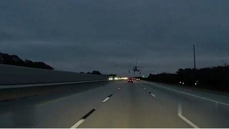 VIDEO | Terrore in autostrada: aereo atterra su una macchina