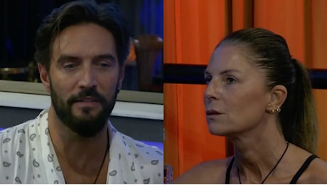 Grande Fratello Vip, Alex Belli bacia Marina La Rosa: la reazione di lei spiazza tutti
