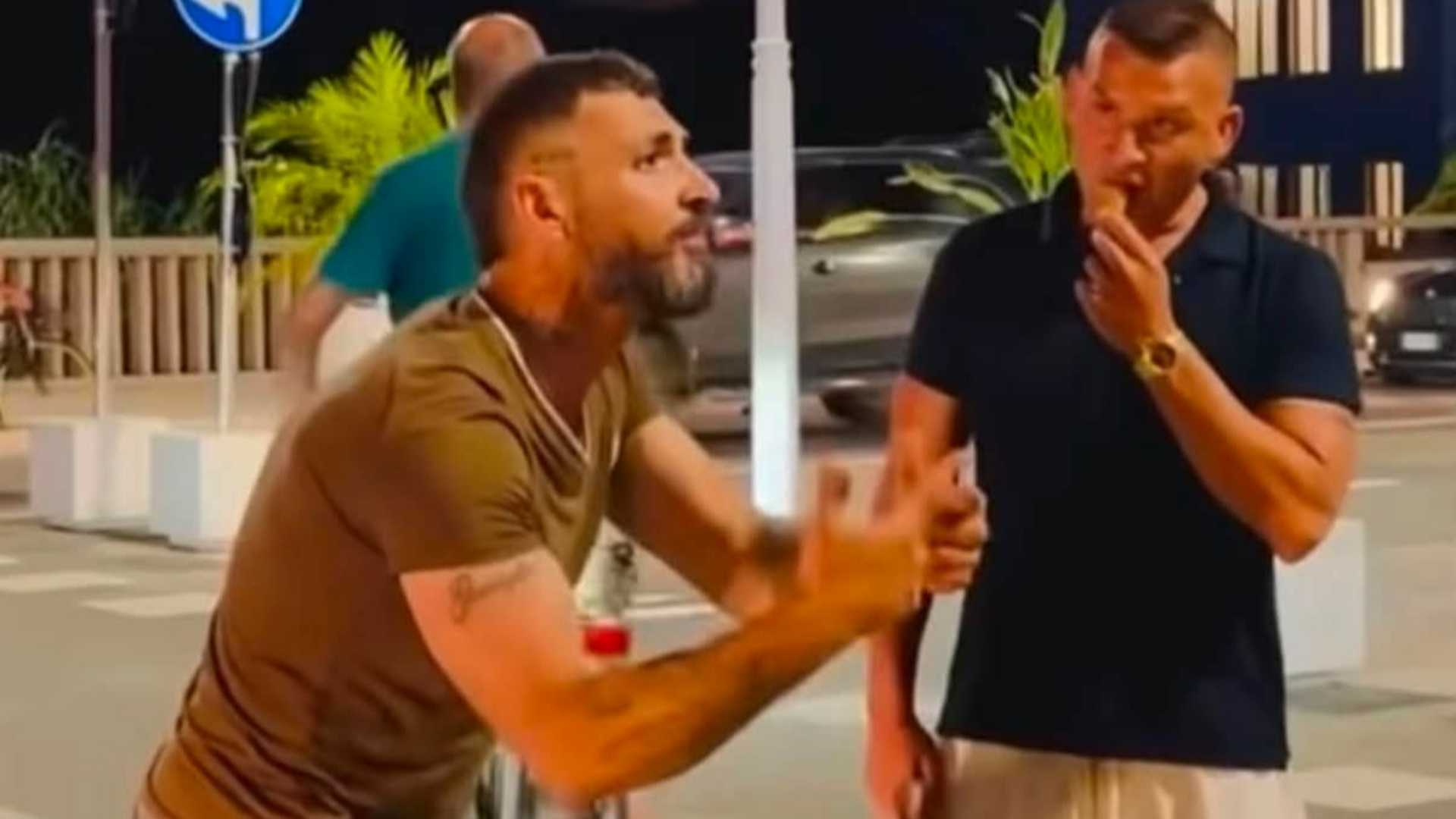 L'Italia dei “like” a Giuseppe Barboni, il manager giustiziere che ha pestato un migrante in strada