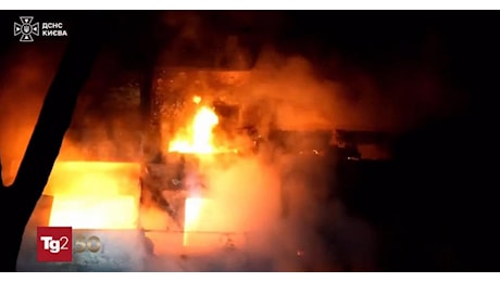 Kiev sotto attacco, cinque morti e blackout: colpite le centrali elettriche