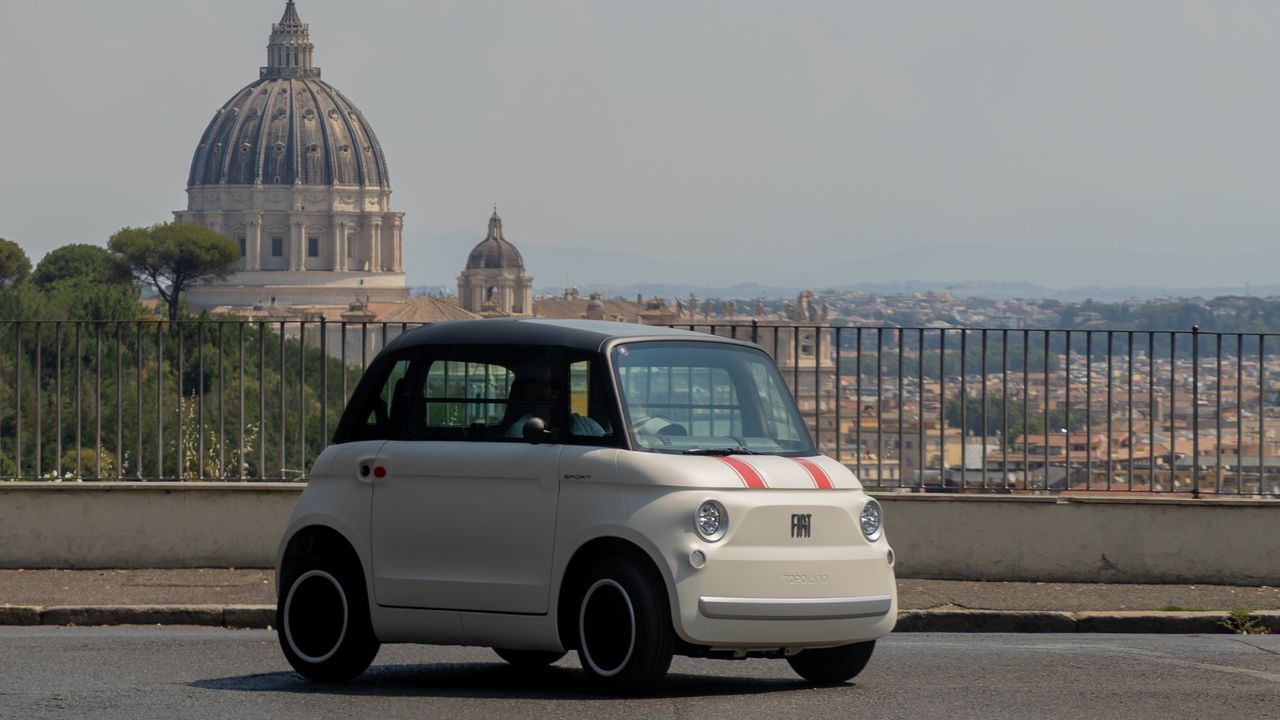 Fiat Topolino, la sfilata nei Giardini Vaticani è un omaggio alla micromobilità
