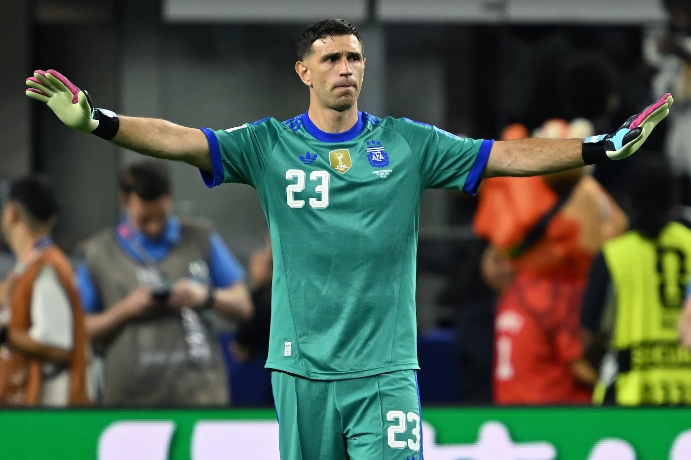 La Juve ha perso anche il Dibu Martinez? Il ds dell’Aston Villa: “Resta con noi”