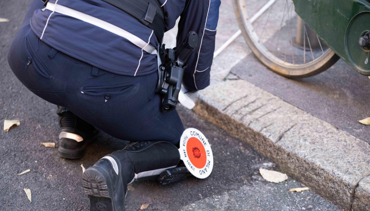 Ciclista morta investita da un camion a Milano tra via Gattamelata e via Colleoni, donna deceduta al Niguarda