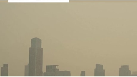 Il fumo degli incendi in Canada arriva fino a New York: le immagini di Manhattan avvolta nella «nebbia»