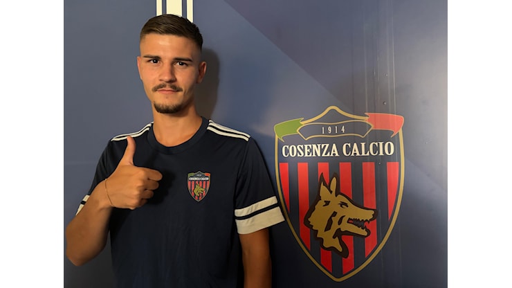 Enrico Giannini firma contratto con il Cosenza Calcio - Corriere di Lamezia
