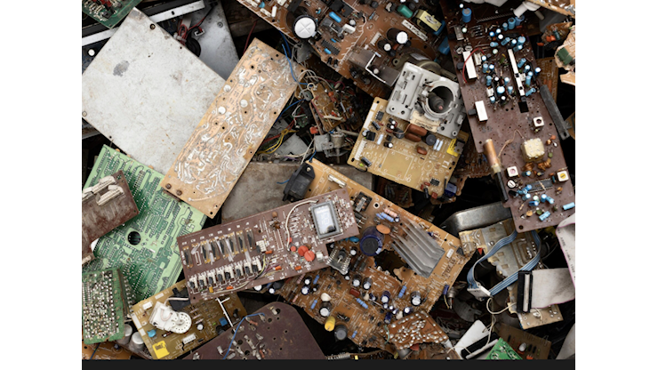 Raccolta differenziata, l’Italia continua a sbagliare: anche i piccoli RAEE finiscono nel sacco nero - il Giornale