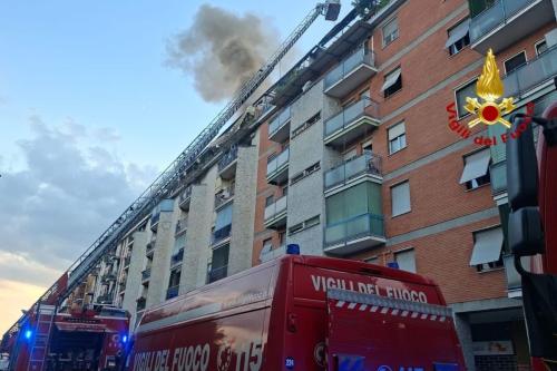 Incendio in un palazzo a Milano: due persone morte e altre due intossicate