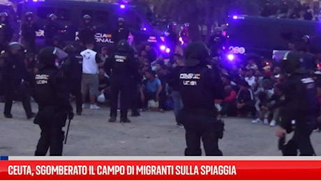 Sgombero a Ceuta, la polizia spagnola libera la spiaggia dei migranti