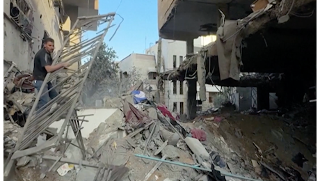 Raid su Gaza City, cinque morti. Pizzaballa piange le vittime cristiane